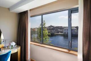 Отель Radisson Blu Hotel, Athlone Атлон Улучшенный номер с видом на реку-1